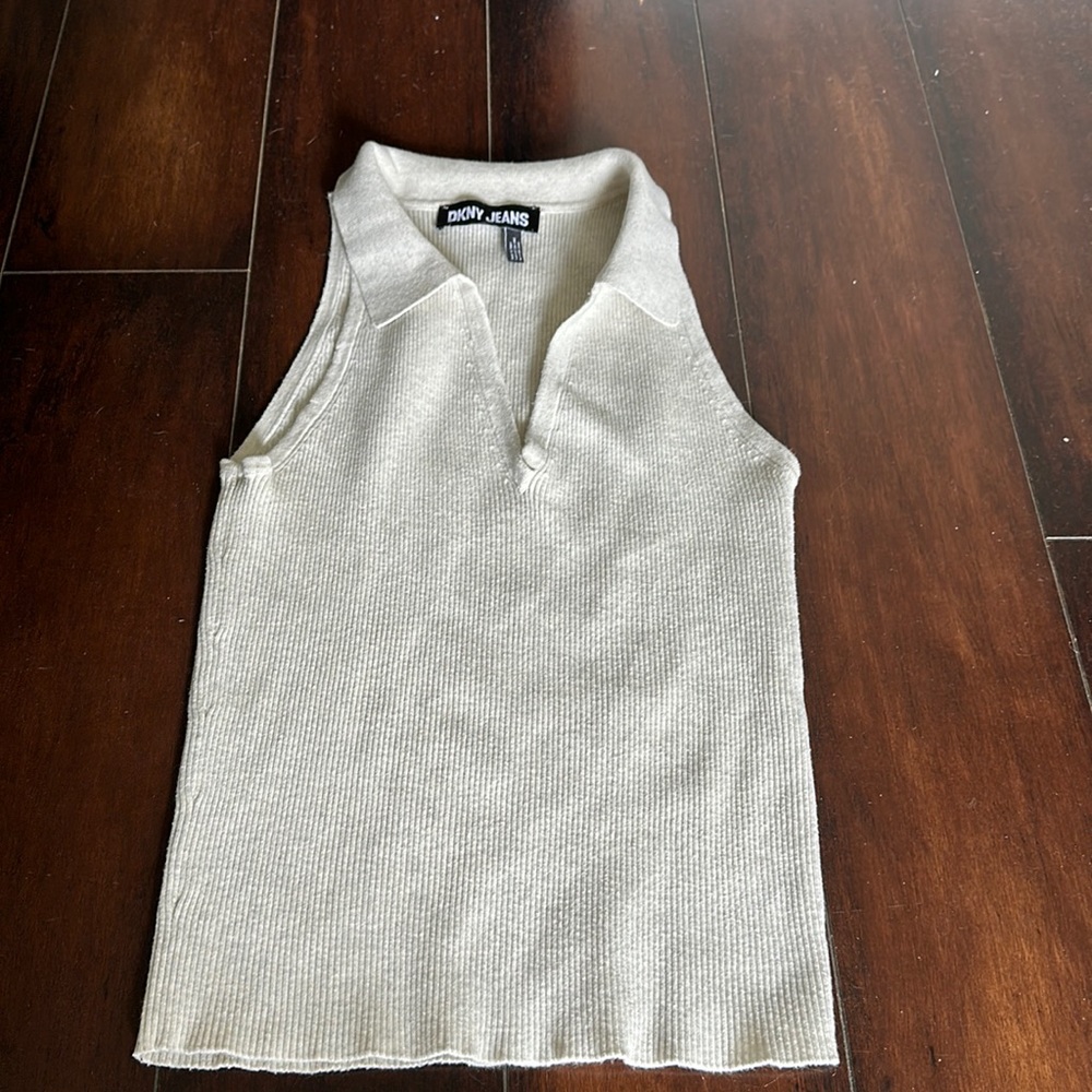 Ribbed tank with collar.
